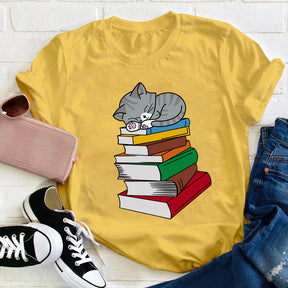 T-shirt Chat dort sur un livre