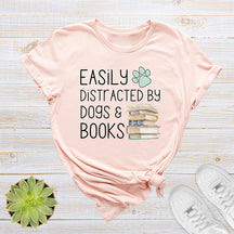 T-shirt facilement distrait par les chiens et les livres