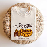 Je me suis fait attacher au T-shirt Cracker Barrel Old Country Store