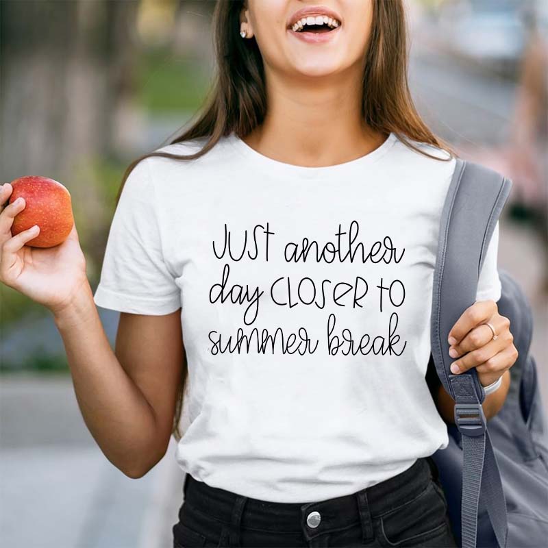 Juste un autre jour plus proche du t-shirt du professeur des vacances d’été