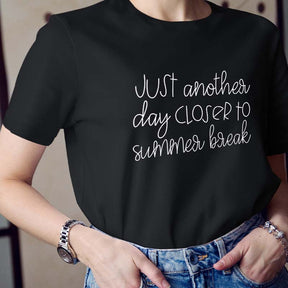 Juste un autre jour plus proche du t-shirt du professeur des vacances d’été