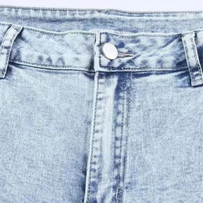 Ausgewaschene, zerrissene, ausgefranste Jeans mit mittlerer Taille