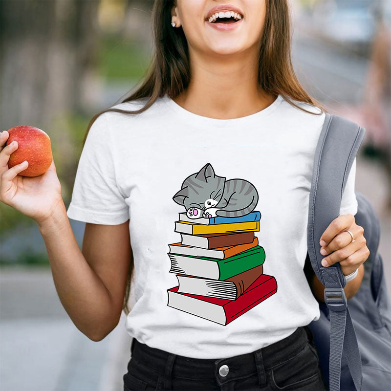 T-shirt Chat dort sur un livre