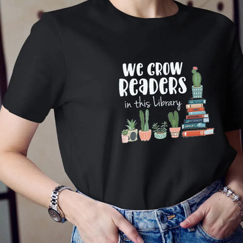 Nous développons des lecteurs dans ce t-shirt de bibliothèque
