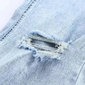 Ausgewaschene, zerrissene, ausgefranste Jeans mit mittlerer Taille