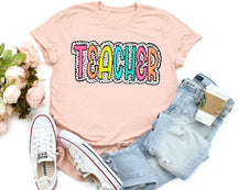 T-shirt imprimé lettre colorée pour professeur