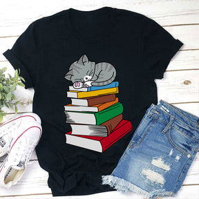 T-shirt Chat dort sur un livre