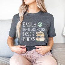 T-shirt facilement distrait par les chiens et les livres