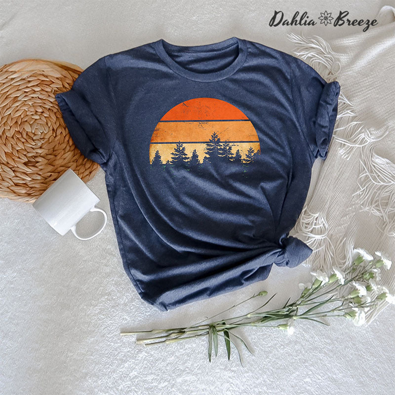 T-shirt de camping sur le thème de la forêt, coucher de soleil sur les pins
