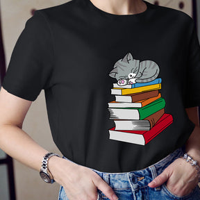 T-shirt Chat dort sur un livre