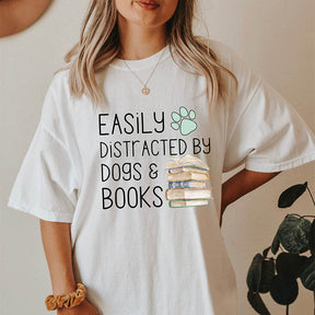 T-shirt facilement distrait par les chiens et les livres