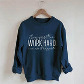 Restez positif, travaillez dur pour que cela se produise Sweat-shirt