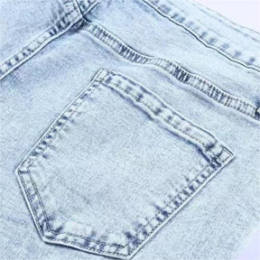 Ausgewaschene, zerrissene, ausgefranste Jeans mit mittlerer Taille