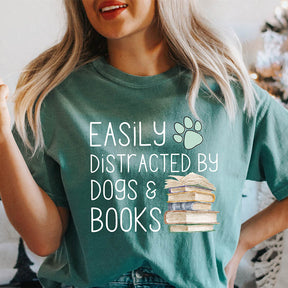 T-shirt facilement distrait par les chiens et les livres