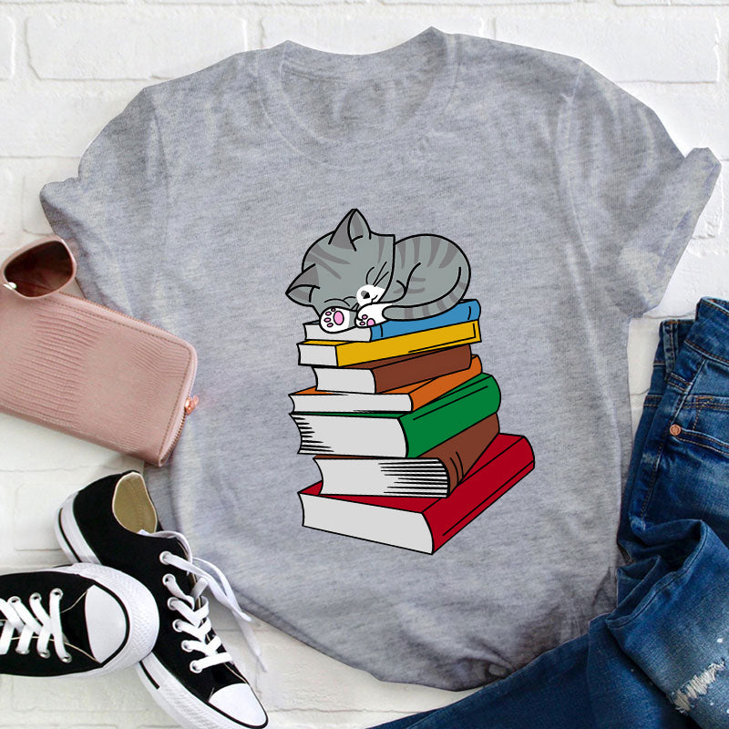 T-shirt Chat dort sur un livre