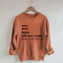 La paix intérieure commence par un sweat-shirt à quatre mots