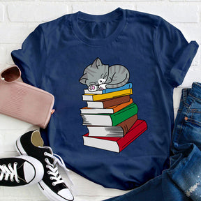 T-shirt Chat dort sur un livre