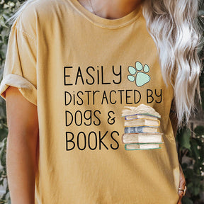 T-shirt facilement distrait par les chiens et les livres