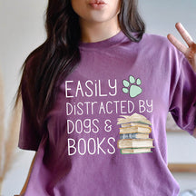 T-shirt facilement distrait par les chiens et les livres