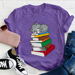 T-shirt Chat dort sur un livre