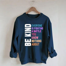 Be Kind Sweatshirt mit Buchstaben-Print