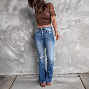 Ausgestellte Distressed-Jeans mit Taschen