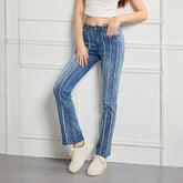 Ausgestellte Jeans mit mittlerer Taille und ausgefranstem Detail