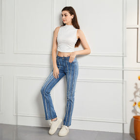 Ausgestellte Jeans mit mittlerer Taille und ausgefranstem Detail