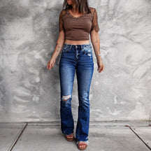 Ausgestellte Distressed-Jeans mit Taschen