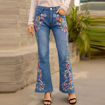 Ausgestellte Jeans im Vintage-Ethno-Stil mit Blumenstickerei 