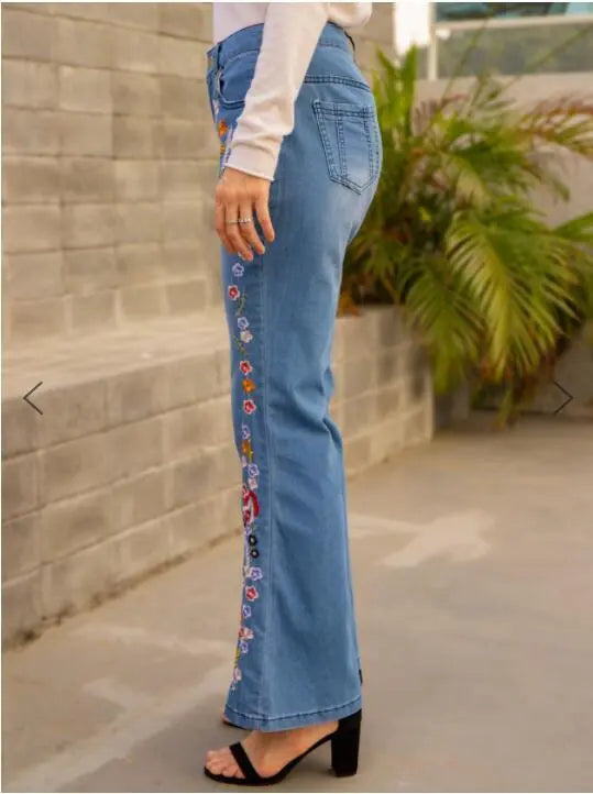 Ausgestellte Jeans im Vintage-Ethno-Stil mit Blumenstickerei 