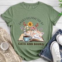 T-shirt facilement distrait par les chats et les livres