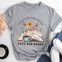 T-shirt facilement distrait par les chats et les livres