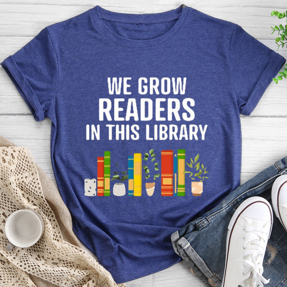 Nous développons des lecteurs dans ce t-shirt de bibliothèque