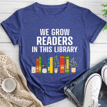 Nous développons des lecteurs dans ce t-shirt de bibliothèque