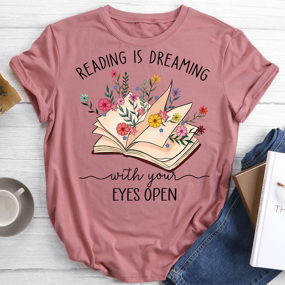 Lire c'est rêver avec son T-shirt ouvert Eves