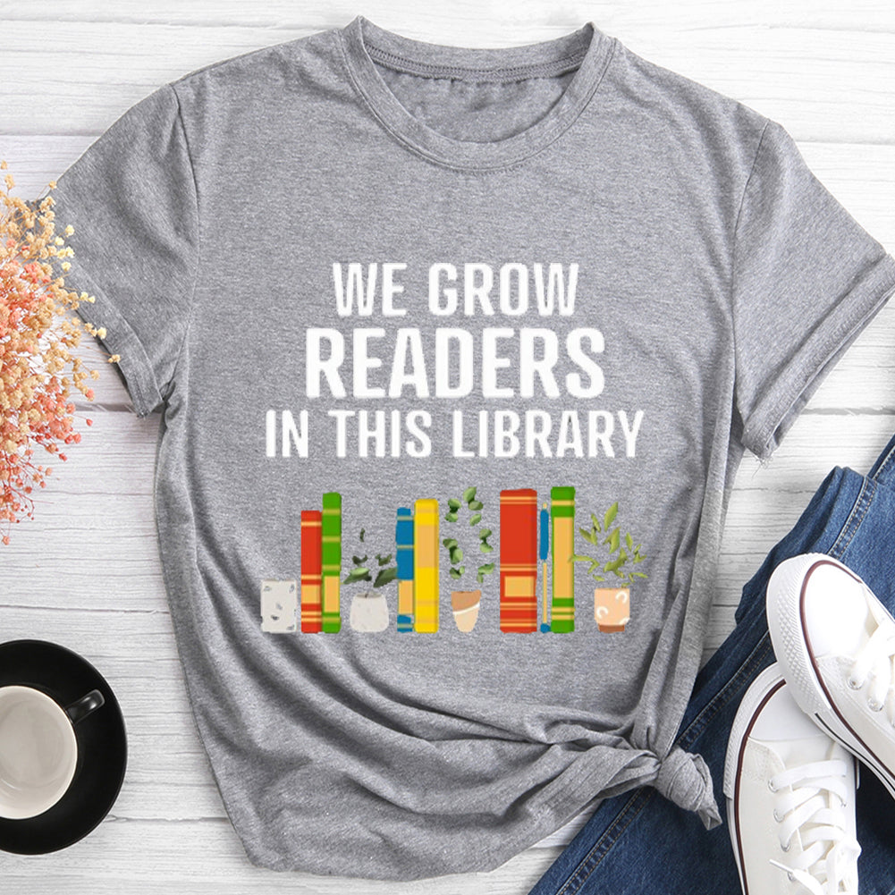 Nous développons des lecteurs dans ce t-shirt de bibliothèque