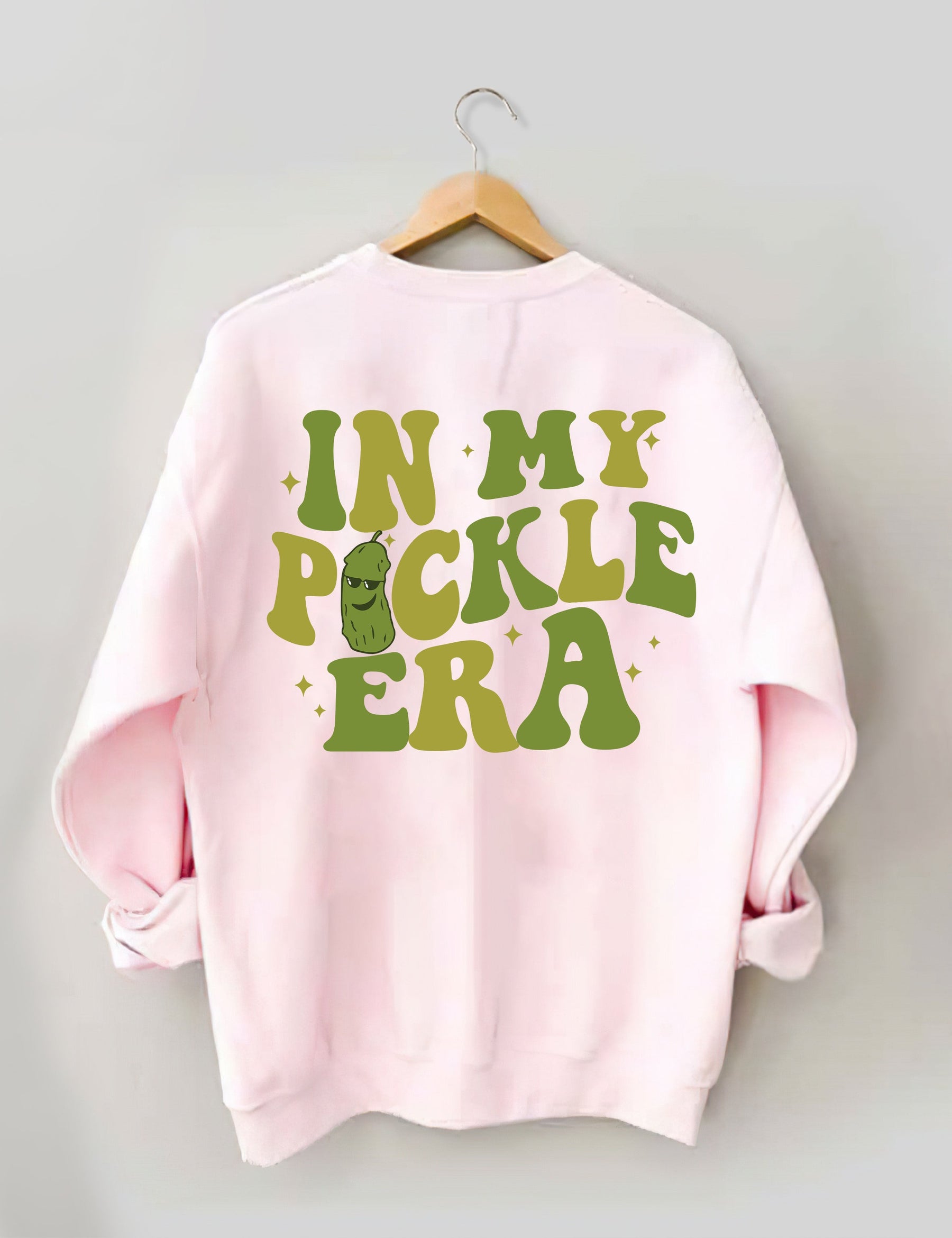 In meinem Pickle-Ära-Sweatshirt 