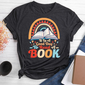 C'est une bonne journée pour lire un livre T-shirt col rond