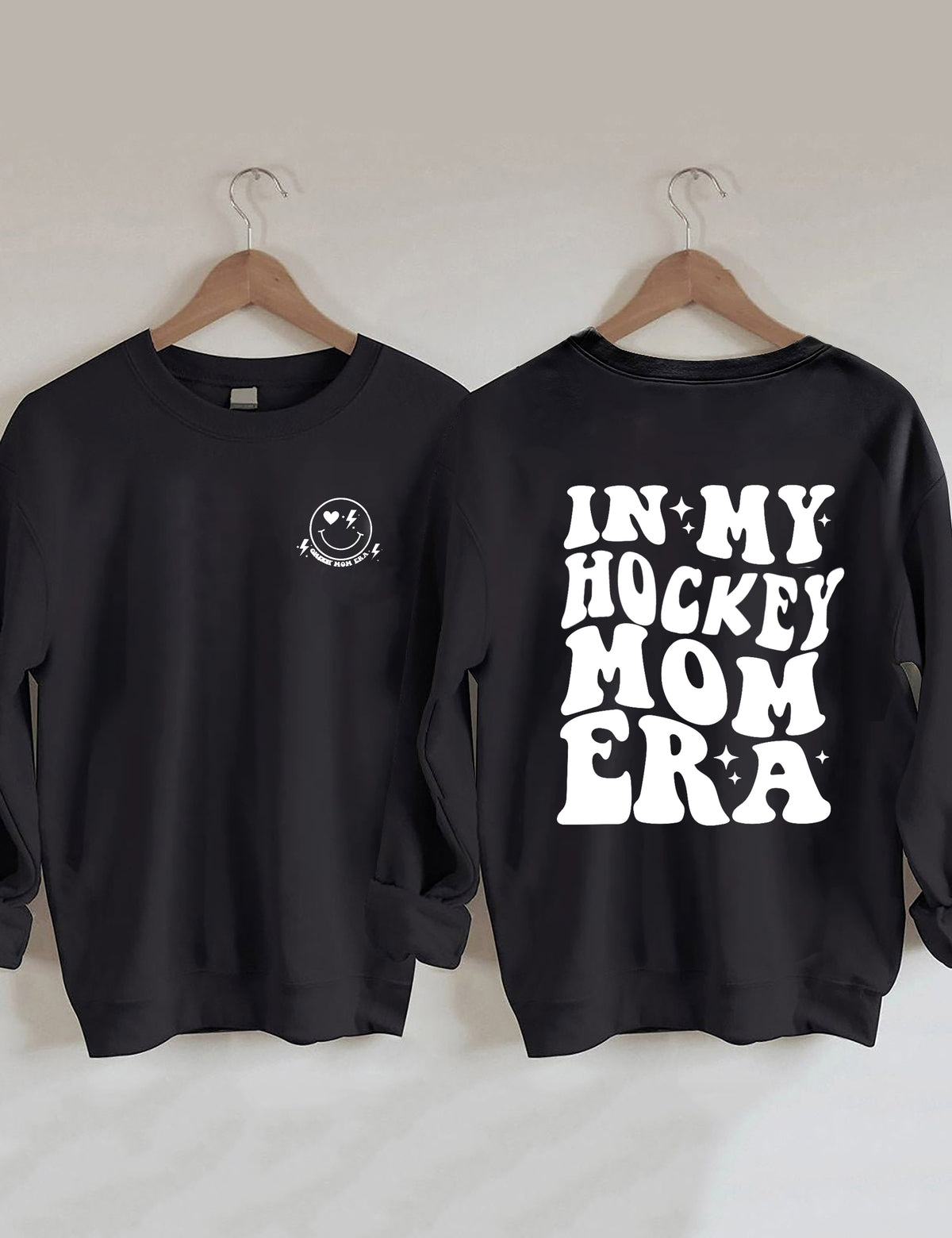 In meinem Hockey Mom Era Sweatshirt