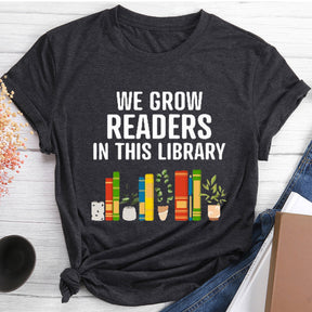 Nous développons des lecteurs dans ce t-shirt de bibliothèque