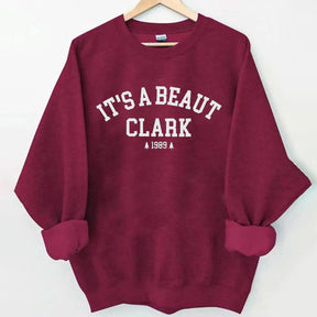 C'est un sweat-shirt de Noël Beaut Clark