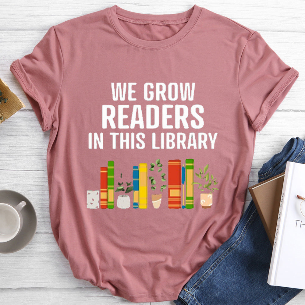 Nous développons des lecteurs dans ce t-shirt de bibliothèque