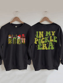 In meinem Pickle-Ära-Sweatshirt 