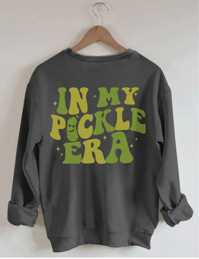 In meinem Pickle-Ära-Sweatshirt 