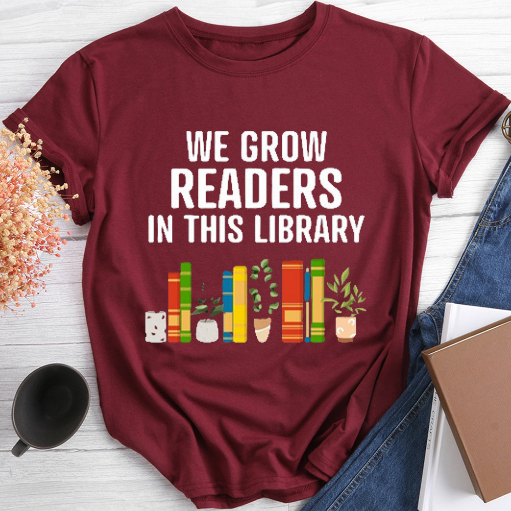 Nous développons des lecteurs dans ce t-shirt de bibliothèque