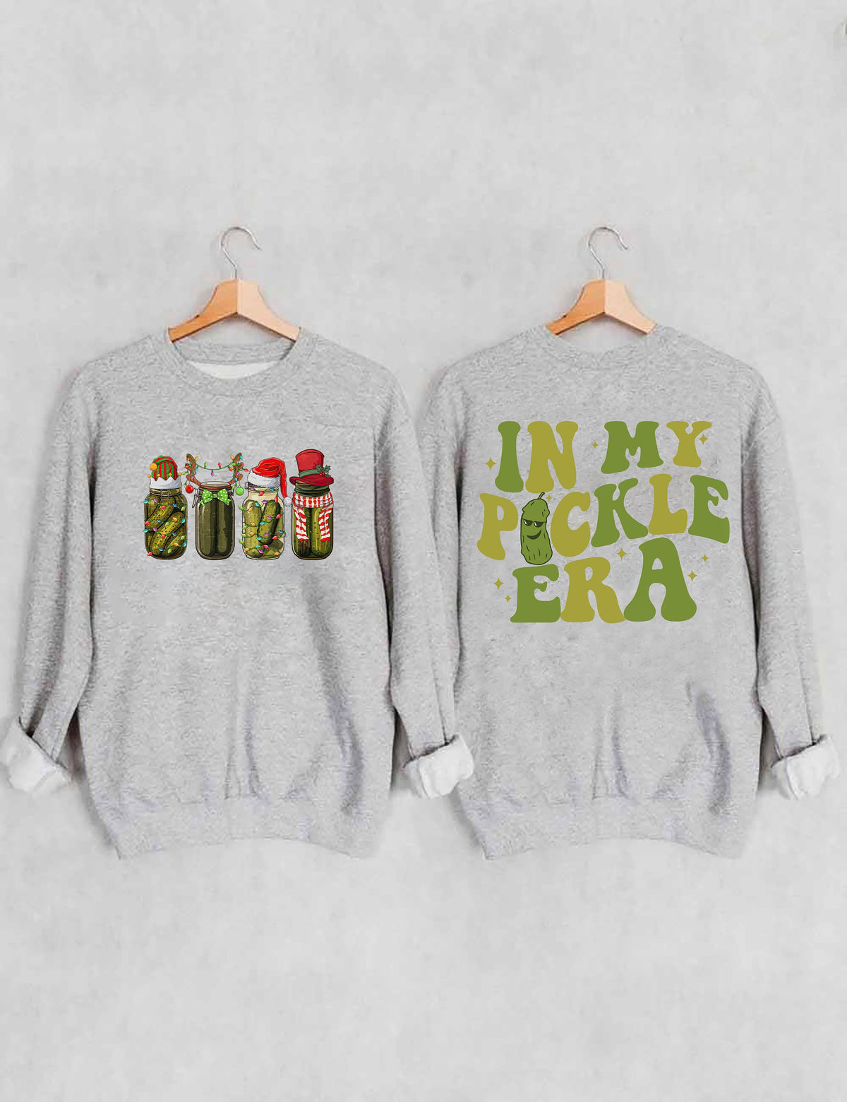 In meinem Pickle-Ära-Sweatshirt 