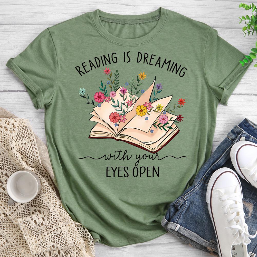 Lire c'est rêver avec son T-shirt ouvert Eves