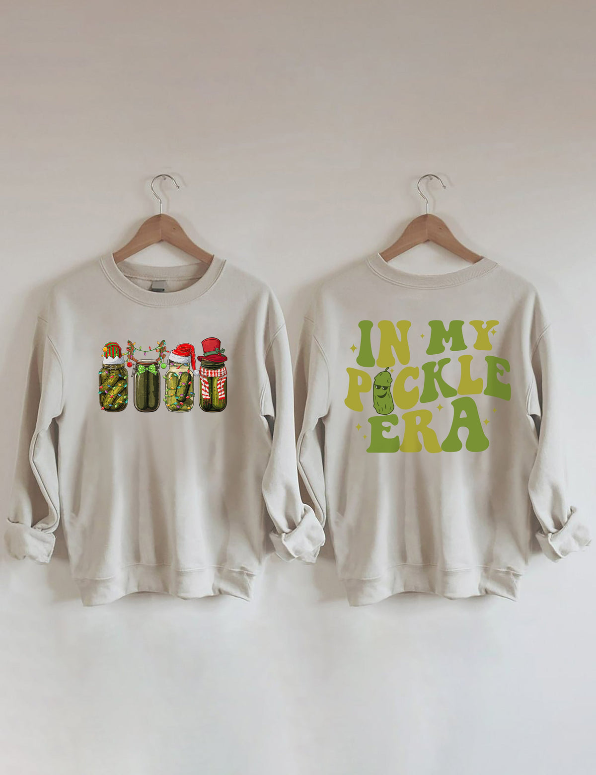 In meinem Pickle-Ära-Sweatshirt 