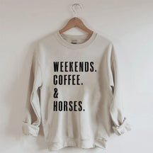Wochenenden. Kaffee. &amp; Pferde Sweatshirt